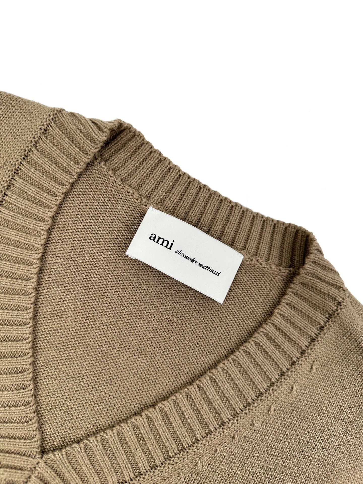 Ami Paris love jacquard woolen vest Custom-woven worsted cloud-soft wool and cotton blend Soft and waxy velvet feel, skin-friendly and moist The camel color is like warm sand The velvet feel is like sunlight French elegance flows in the tranquility White love heart A-line jacquard on the chest is a condensed expression of the brand's genes It lights up the recognition in a simple place It is low-key but has its own highlights The neat V-neck and ribbed edges balance elegance and casualness and show the layers between layers It is a quality collection that can withstand the test of time in the wardrobe. Process 1: Jacquard tissue imported from Germany. Precisely control the arrangement and interweaving of yarns. Carefully interweave the Ami love jacquard artistic pattern on the loom to make the fabric more vivid and three-dimensional. Process 2: Softening and deodorizing process of garment washing water. Deeply clean and deodorize the clothes through professional washing equipment and specific detergents. Improve the feel and appearance of the clothes. Accessories: Customized 1:1 Ami trademark. Pattern: Loose fit Size: S M L XL Style number: AA 658
